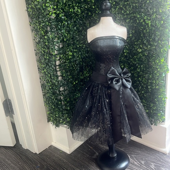 Elegant Black Mannequin Dress with Bow - Picture 1 of 5
